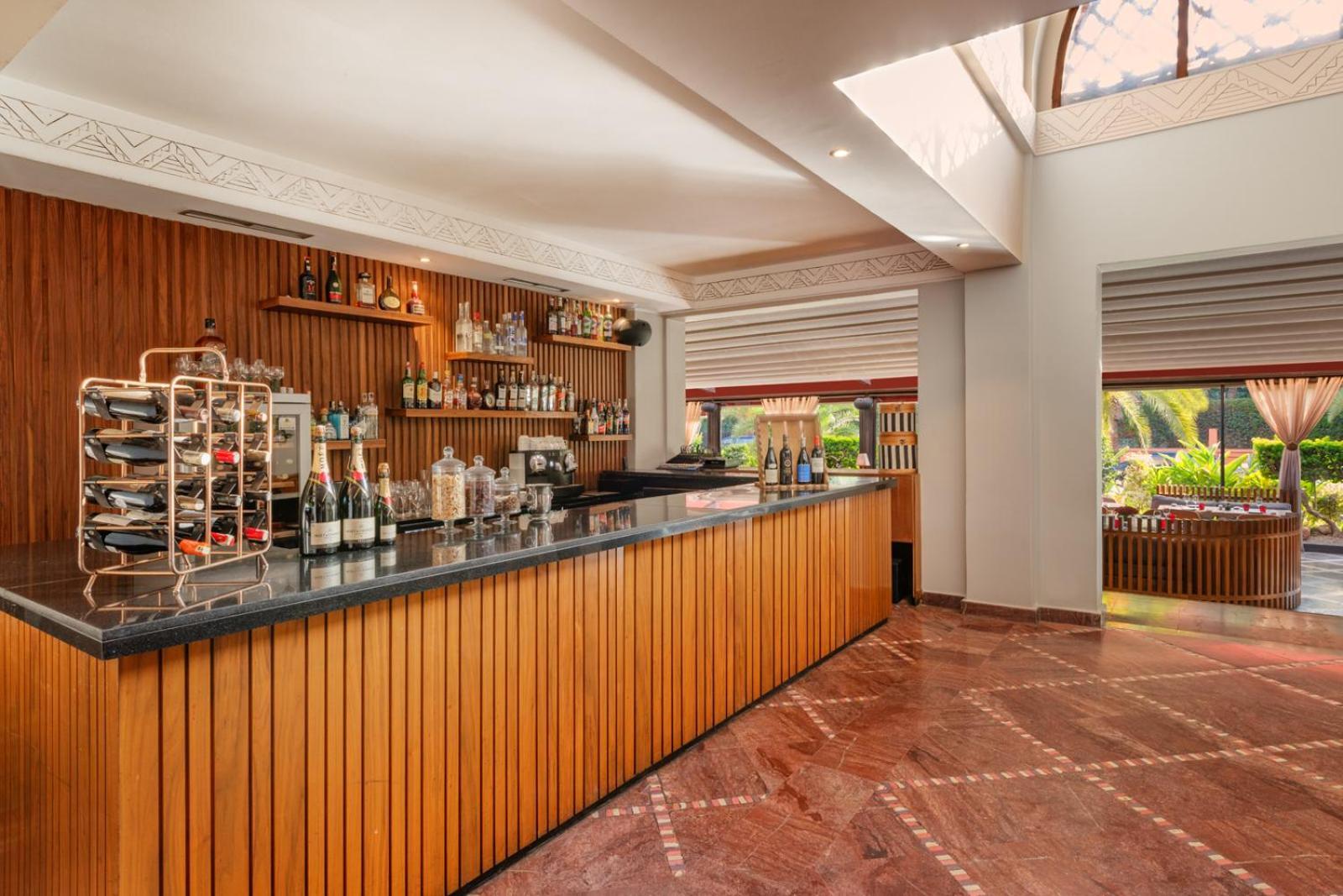 Hivernage Hotel & Spa Marraquexe Exterior foto The bar at the lobby